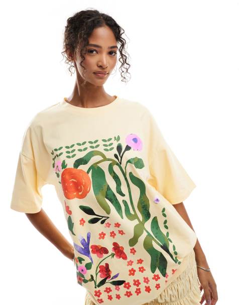 ASOS DESIGN – Kärnmjölksvit t-shirt i oversize med blommigt tryck - view 1