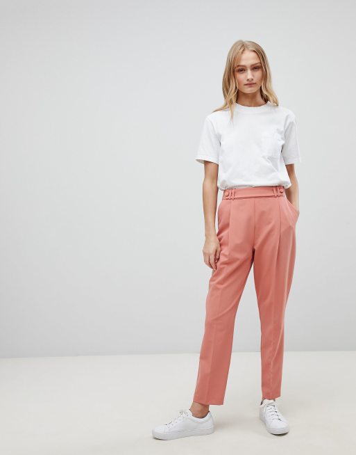 ASOS DESIGN – Karottenhose mit Bundfalten vorne, hohem Bund und Knopf- und Riegeldetail