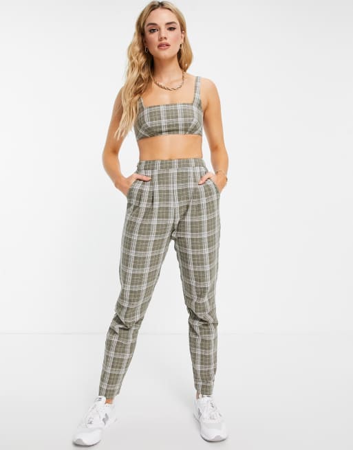 ASOS DESIGN – Karottenhose mit seitlichen Laschen in Khaki kariert, Kombiteil, 4 von 4