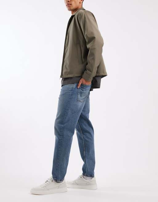 ASOS DESIGN – Karottenjeans in mittelblauer Waschung, 2 von 5