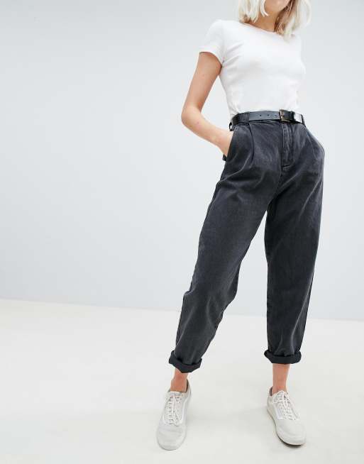 ASOS DESIGN – Karottenjeans in verwaschenem Schwarz mit abgerundeten Säumen und Gürtel
