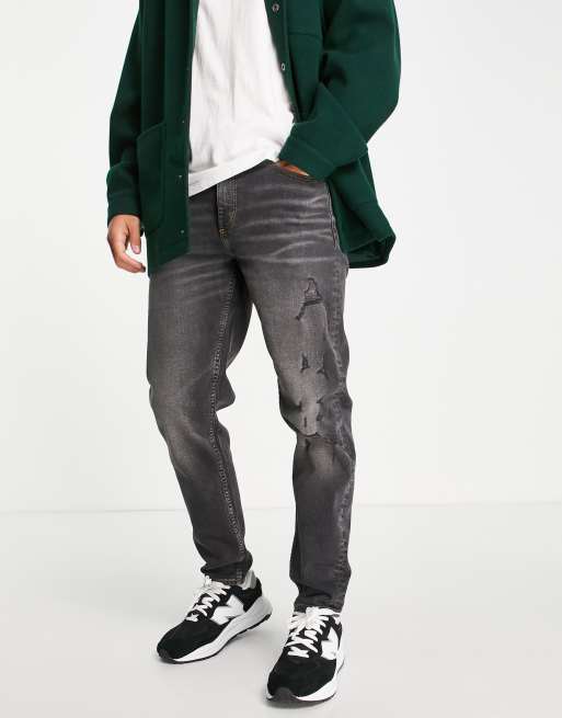 ASOS DESIGN – Karottenjeans in verwaschenem Schwarz mit Used-Look 