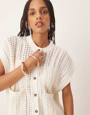 ASOS DESIGN - Kastig geschnittene Weste aus Pointelle-Strick in Creme mit Rundhalsausschnitt-Weiß
