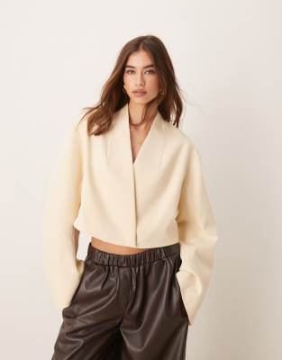 ASOS DESIGN - Kastig geschnittener Blazer in Buttermilchweiß und geformten Ärmeln-Neutral