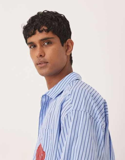 ASOS DESIGN – Kastig geschnittenes Oversize-Hemd in Blau gestreift mit Stickerei auf der Brust, 4 von 5