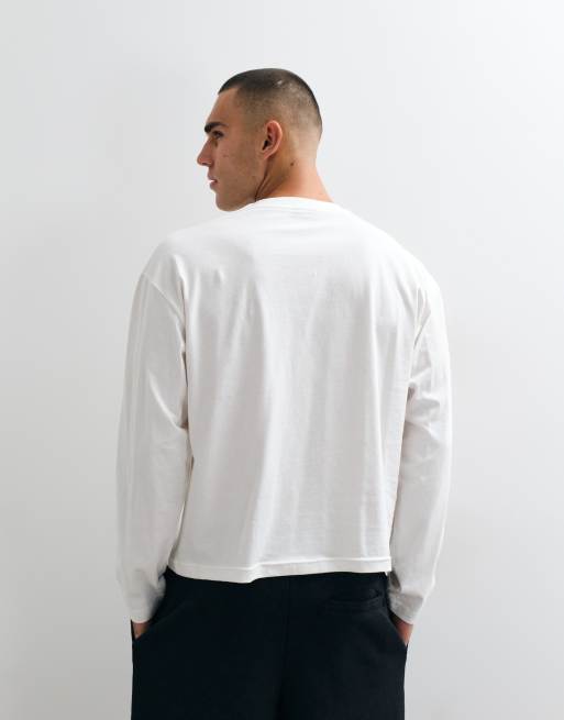 ASOS DESIGN kastig oversized Langarm-T-Shirt mit Schriftzug und V-Ausschnitt in Cremeweiß, 4 von 10
