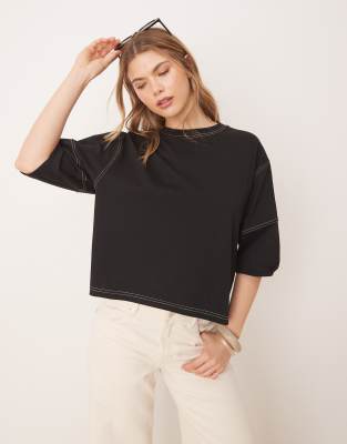 ASOS DESIGN - Kastig und kurz geschnittenes T-Shirt in Schwarz mit Kontrastnähten