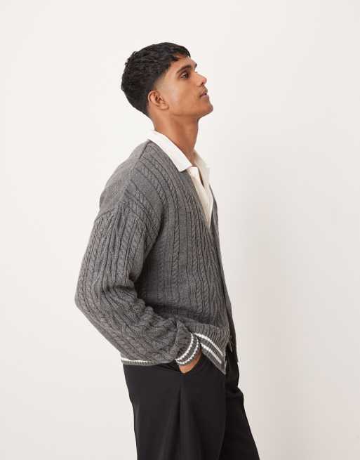 ASOS DESIGN – Kastig und lässig geschnittene Strickjacke in Grau mit Zopfmuster und Zierstreifen in Ecru