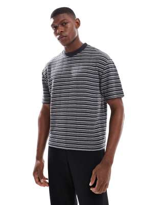 ASOS DESIGN – Kastig und lässig geschnittenes T-Shirt mit Streifen in Schwarz und Grau - view 1