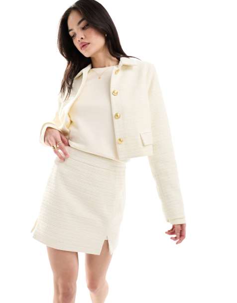 ASOS DESIGN – Kastige Bouclé-Jacke in Cremeweiß - view 1