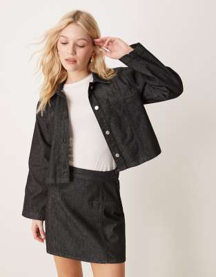 ASOS DESIGN - Kastige Cropped Jeansjacke in Schwarz