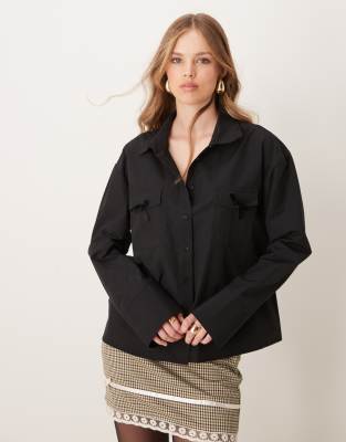 Thumbnail - ASOS DESIGN - Kastige Hemdbluse aus Popeline in Schwarz mit Brusttaschen mit Schleifendetail