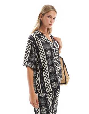 ASOS DESIGN - Kastige Hemdbluse in Schwarz-Weiß mit Muschel-Urlaubsprint, Kombiteil-Bunt