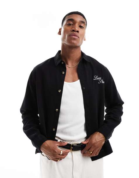 ASOS DESIGN – Kastige Hemdjacke aus Denim in Schwarz mit Stickerei auf der Brust - view 1