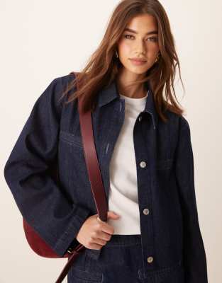 ASOS DESIGN - Kastige Jacke aus Denim in Indigoblau mit kurzem Schnitt