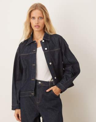 ASOS DESIGN - Kastige Jeansjacke in Indigoblau mit Rückenfalte