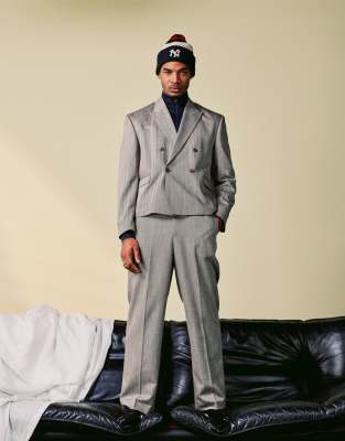 ASOS DESIGN – Kastige, kurz geschnittene Anzugjacke in Stein mit Fischgrätmuster und Struktur - view 1