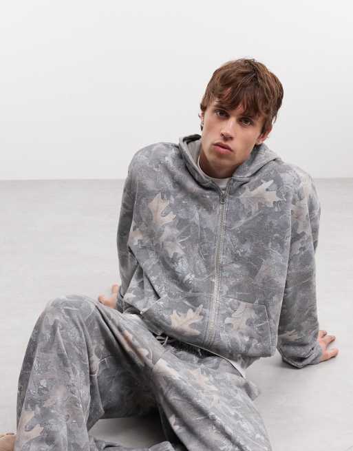 ASOS DESIGN – Set in Camouflage-Waschung, aus kastigem Oversize-Oberteil mit durchgehendem Reißverschluss und superweiter Jogginghose, 3 von 3