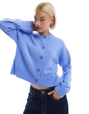 ASOS DESIGN - Kastige Strickjacke in Babyblau mit Rundhalsausschnitt und Seitenschlitz