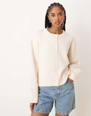 ASOS DESIGN – Kastige Strickjacke in Creme mit seitlichem Schlitz und Rundhalsausschnitt - view 1
