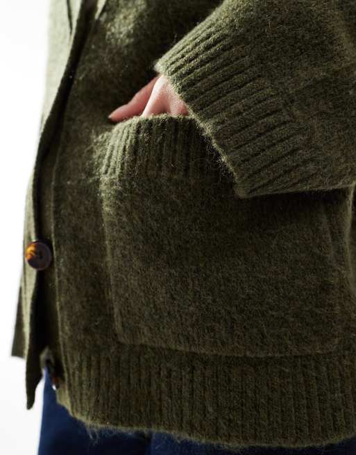 ASOS DESIGN – Kastige Strickjacke in Khaki mit V-Ausschnitt und Taschendetail, 4 von 4