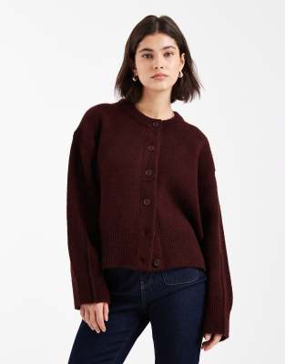 ASOS DESIGN - Kastige Strickjacke in Pflaume mit seitlichem Schlitz und Rundhalsausschnitt-Lila