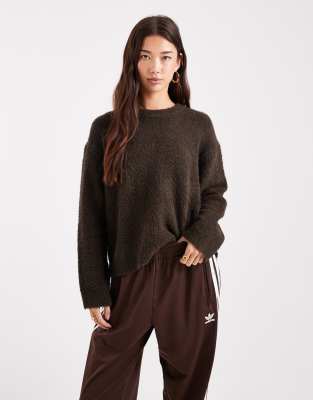 ASOS DESIGN - Kastiger Bouclé-Pullover in Schokobraun mit Rundhalsausschnitt-Brown