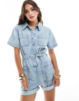 ASOS DESIGN - Kastiger Jeans-Playsuit in hellblauer Waschung mit Bindegürtel