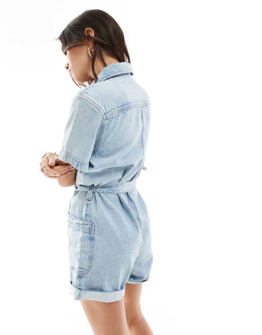 ASOS DESIGN Kastiger Jeans Playsuit in hellblauer Waschung mit Bindegurtel ASOS