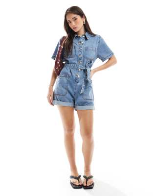ASOS DESIGN - Kastiger Playsuit in mittlerer Waschung mit Bindegürtel-Blau