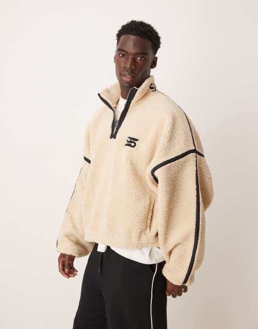 ASOS DESIGN – Kastiger Pullover aus Teddyfleece in Ecru mit extremer Oversize-Passform, kurzem Reißverschluss und Stickerei 