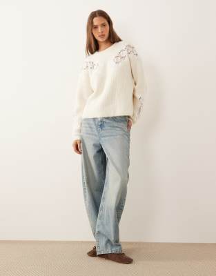 ASOS DESIGN - Kastiger Pullover in Cremeweiß mit Rundhalsausschnitt und Spitzeneinsatz