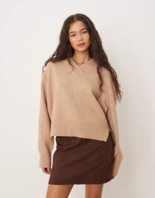 ASOS DESIGN - Kastiger Pullover in der Farbe Marshmallow mit V-Ausschnitt und Seitenschlitz-Weiß