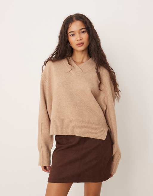 ASOS DESIGN – Kastiger Pullover in der Farbe Marshmallow mit V-Ausschnitt und Seitenschlitz