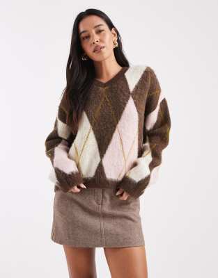 ASOS DESIGN - Kastiger Pullover in Schokobraun mit Rautenmuster und V-Ausschnitt-Brown