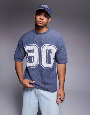 ASOS DESIGN – Kastiges Airtex-T-Shirt in lockerer Passform in Marineblau aus Strick mit 90-Grafik - view 1