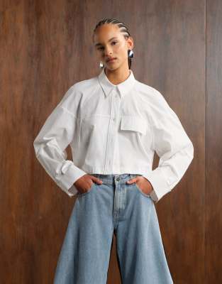 ASOS DESIGN - Kastiges Cropped-Fit-Hemd in Weiß aus Premium-Baumwolle mit Tasche