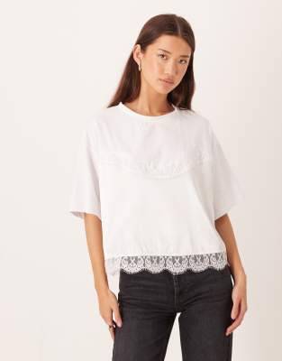 ASOS DESIGN - Kastiges Cropped-Fit-T-Shirt in Weiß mit Spitzen-Lagen-Detail