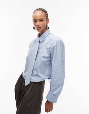 ASOS DESIGN - Kastiges Cropped-Hemd aus Nylon in Blau mit Krawatte