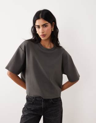 ASOS DESIGN - Kastiges Cropped-T-Shirt aus Interlock-Stoff in Dunkelgrau