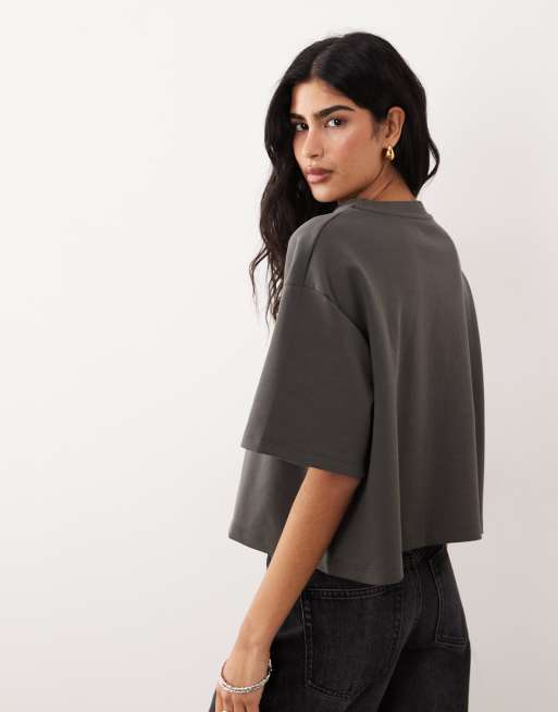 ASOS DESIGN – Kastiges Cropped-T-Shirt aus Interlock-Stoff in Dunkelgrau, 4 von 4