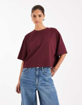 ASOS DESIGN - Kastiges Cropped-T-Shirt aus strukturiertem Jersey in Burgunderrot