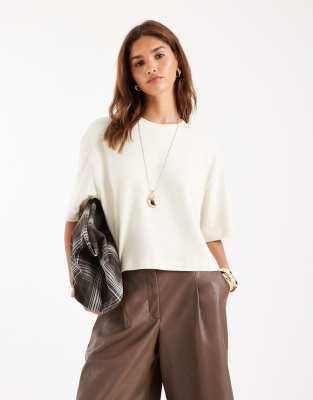 ASOS DESIGN - Kastiges Cropped-T-Shirt aus strukturiertem Jersey in Creme-Weiß