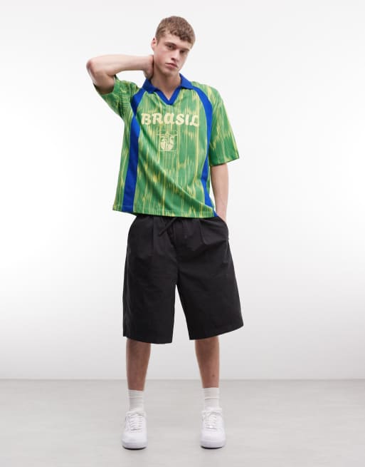 ASOS DESIGN – Kastiges, gemustertes Oversize-Polohemd in Grün mit „Brasil“-Fußballprint, 2 von 5