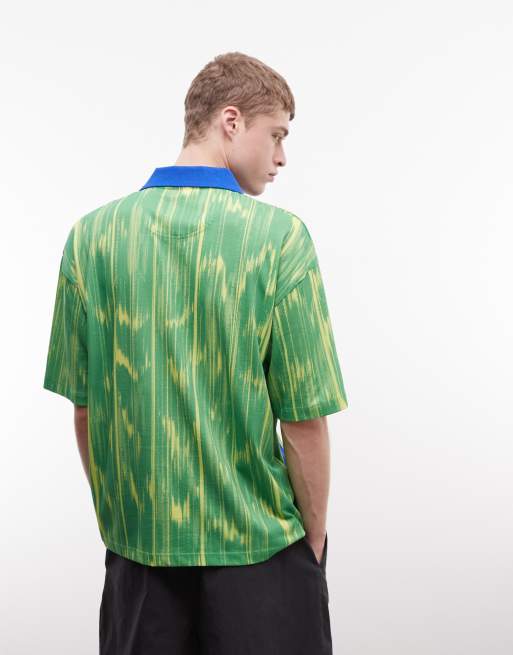 ASOS DESIGN – Kastiges, gemustertes Oversize-Polohemd in Grün mit „Brasil“-Fußballprint, 3 von 5