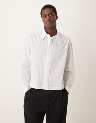 ASOS DESIGN – Kastiges Hemd aus Popeline in Weiß mit kurzem Schnitt und 70er-Kragen - view 1