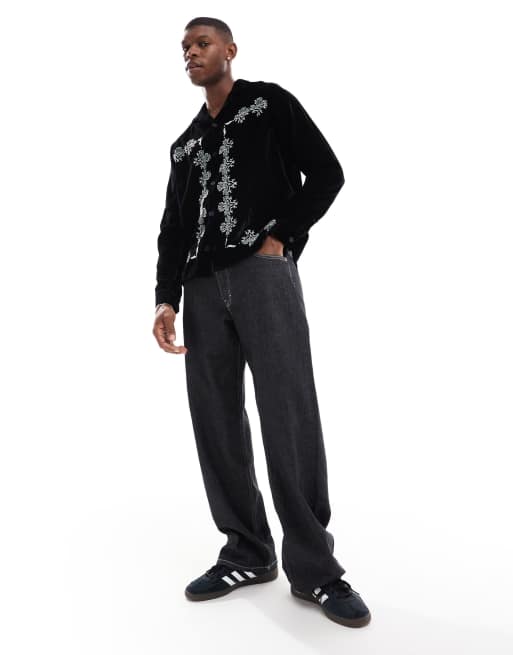 ASOS DESIGN – Kastiges Hemd aus Samt in Schwarz mit Bordürenstickerei, 3 von 4
