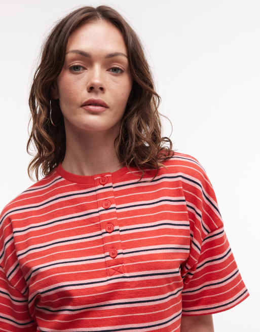 ASOS DESIGN – Kastiges Henley-T-Shirt aus strukturiertem Strick in Rot gestreift, 4 von 4