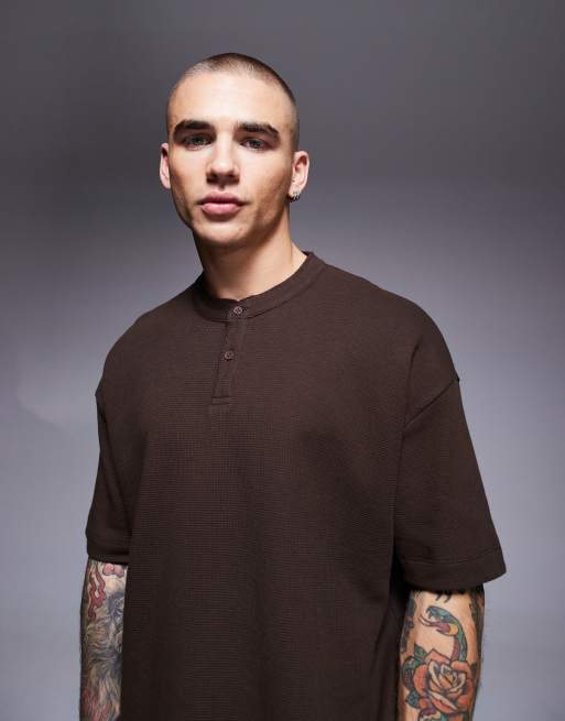 ASOS DESIGN – Kastiges Henley-T-Shirt in Braun mit Oversize-Passform und Waffelstruktur