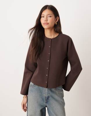 ASOS DESIGN - Kastiges Interlock-Oberteil in Schokoladenbraun mit Knopfleiste und Schulterpolstern-Brown